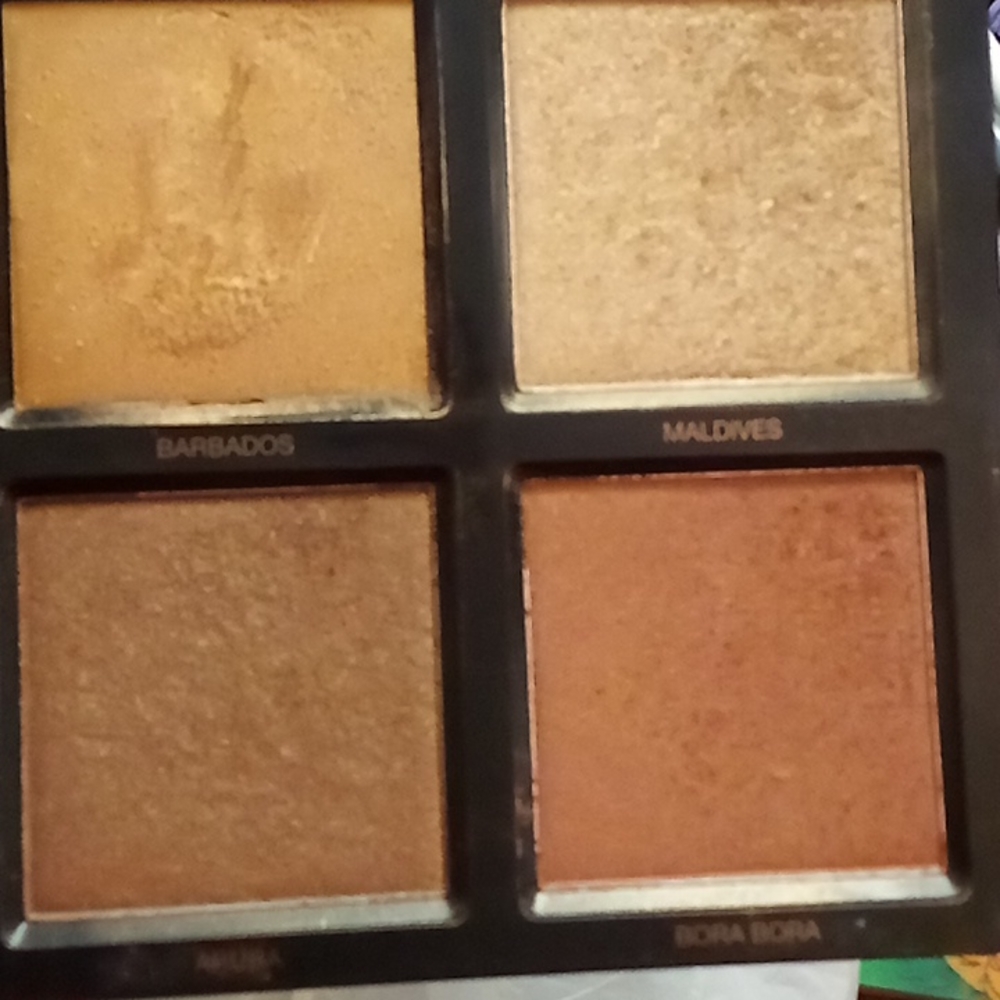 Huda beauty 3d highlighter pallet